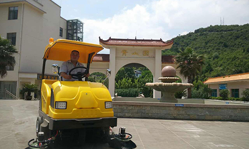Floor Sweeper In Villa Area